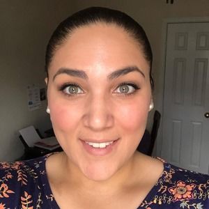 Meet your Posher, Larissa